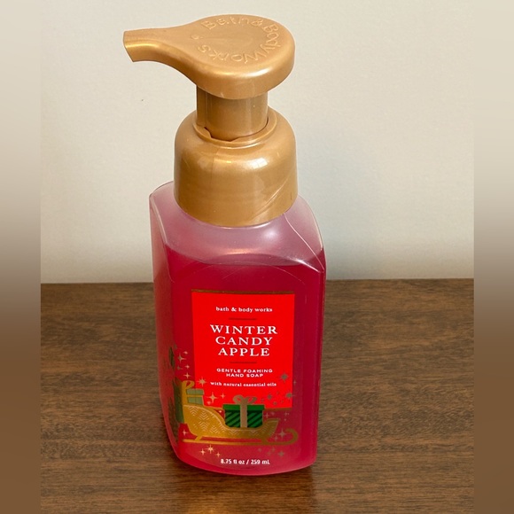 NEW BATH AND BODY WORKS FOAMING HAND SOAP ~ WINTER CANDY APPLE - Picture 2 of 4